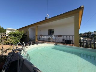 Casa  Calle rovelló. Se vende bonita vivienda situada en una tranquila urbanización d