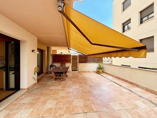 Pis  Carrer de narcís macià i domènech. Planta baja con gran terraza y piscina comunitaria