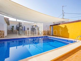 Casa adossada  N/a. Casa de pueblo en planta baja con garaje, trastero y piscina pri
