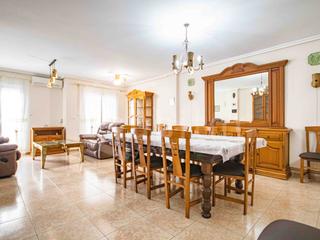 Apartament en Calle alberto paredes 7. Apartamento en primera planta con terraza, plaza de garaje y tra