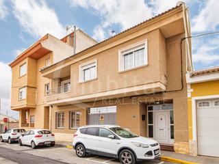Casa adossada en Calle limonero 7. Casa de pueblo distribuida en tres plantas a la venta en los mon