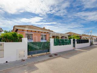 Casa en Calle chumbera 95. Villa independiente de 3 dormitorios y 2 baos en planta baja, c