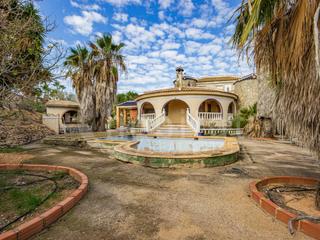 Casa en Partida del pino 114. Finca con vivienda de 328m2 y una piscina privada a la venta en