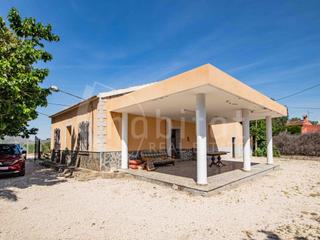 Casa a Barrio san carlos 176. Finca con vivienda, garaje, piscina privada y terreno agrícola a