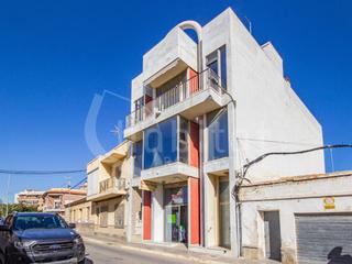 Edifici a Calle santos medicos 9. Edificio con local comercial en planta baja y dos viviendas con