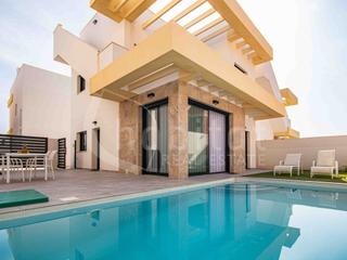 Maison à Calle la herrada s/n. Villa independiente con piscina privada, jardín y plaza de aparc
