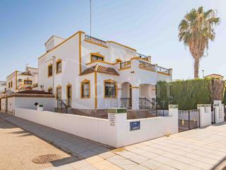 Casa adossada en Calle limero 195. Vivienda semiadosada tipo quad con jardn, aparcamiento exterior