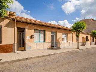 Maison à Calle paz 30. Casa de pueblo en planta baja con patio a la venta en benejúzar,