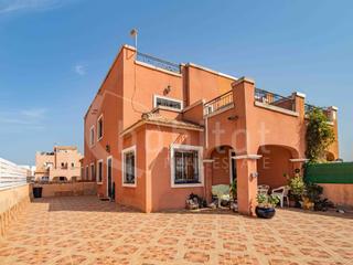 Maison jumelée à Calle romero 61. Villa semiadosada tipo quad con jardín, solárium y piscina comun