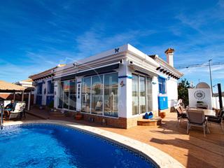 Chalet à Montesinos (Los). Villa independiente en una sola planta, haciendo esquina, con ja