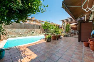 Casa aparellada  Calle alameda. Amplio chalet pareado con piscina