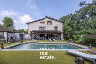 Maison  Carrer avellaners. Exclusiva casa en venta con jardín y piscina
