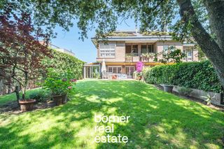 Maison jumelée à Eixample. Exclusiva casa esquinera de 386m2 con jardín privado y piscina e