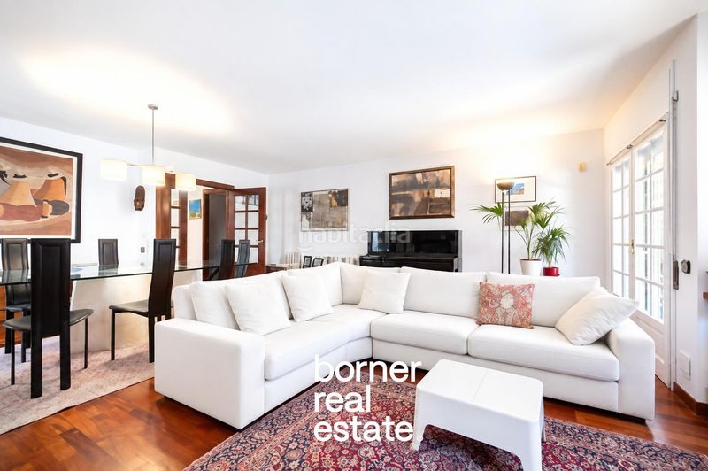 Foto 2ab3d59b-bc62-460a-b1f3-55bfe77df46c. Casa adosada exclusiva casa esquinera de 386m2 con jardín privado y piscina en lEixample. en Sant Cugat del Vallès