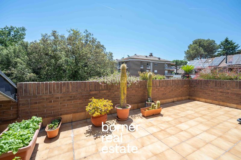 Foto 5bb07e2e-8757-4ee4-97a1-1e5ff8af2556. Casa adosada exclusiva casa esquinera de 386m2 con jardín privado y piscina en lEixample. en Sant Cugat del Vallès