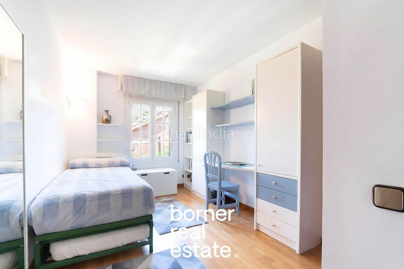 Foto 8c4f6159-51fc-4380-a2a6-026fbe42254f. Casa adosada exclusiva casa esquinera de 386m2 con jardín privado y piscina en lEixample. en Sant Cugat del Vallès