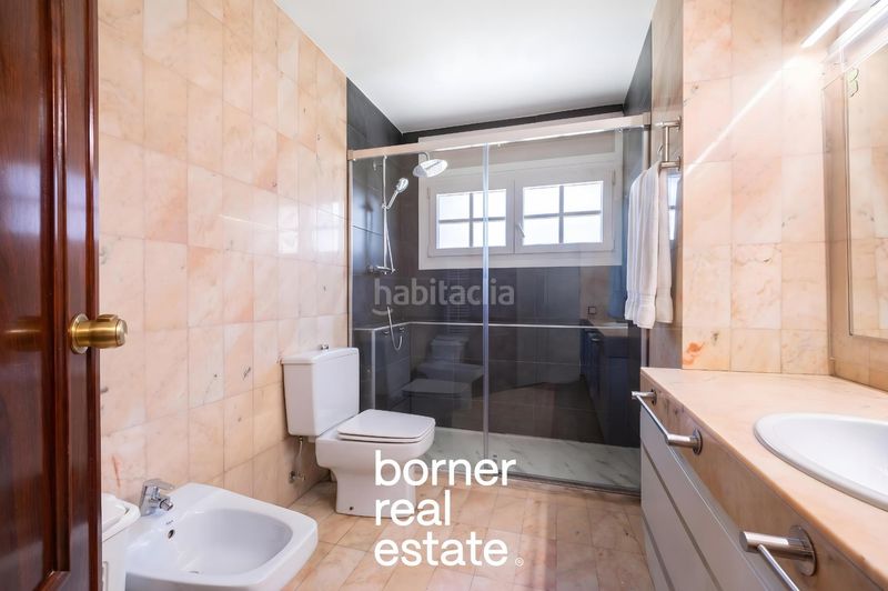 Foto 9b1942c2-7ed1-4a52-888f-bdb41c497549. Casa adosada exclusiva casa esquinera de 386m2 con jardín privado y piscina en lEixample. en Sant Cugat del Vallès