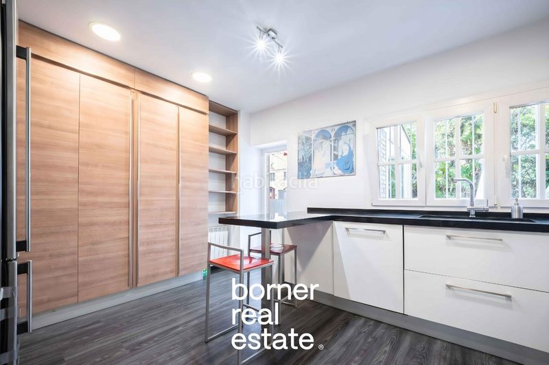 Foto 9e147b35-3020-4bb4-a48e-e37684490d2e. Casa adosada exclusiva casa esquinera de 386m2 con jardín privado y piscina en lEixample. en Sant Cugat del Vallès