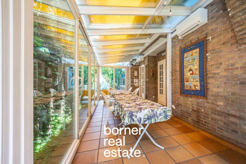 Foto 9ff8d918-9a6c-406c-8b53-744e50d47223. Casa adosada exclusiva casa esquinera de 386m2 con jardín privado y piscina en lEixample. en Sant Cugat del Vallès