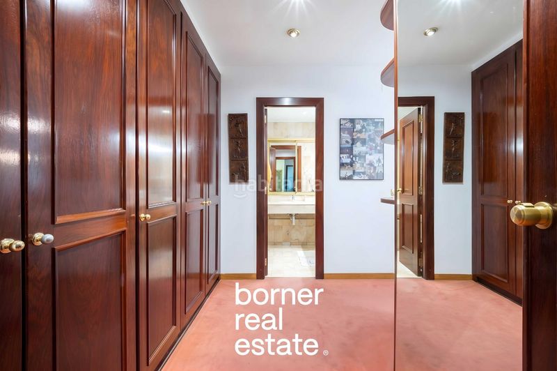 Foto c2b98188-8881-45ac-b3a7-5fb4a8034644. Casa adosada exclusiva casa esquinera de 386m2 con jardín privado y piscina en lEixample. en Sant Cugat del Vallès