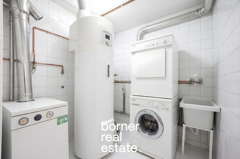 Foto d1e66dcf-f7cd-40d5-a3e9-30d32a38462c. Casa adosada exclusiva casa esquinera de 386m2 con jardín privado y piscina en lEixample. en Sant Cugat del Vallès