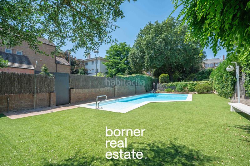 Foto df7fd58b-b43e-4f65-87c9-d5a399c2372f. Casa adosada exclusiva casa esquinera de 386m2 con jardín privado y piscina en lEixample. en Sant Cugat del Vallès
