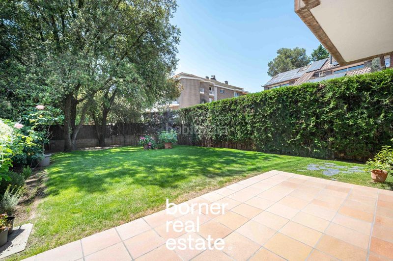 Foto ed4d962d-1e7c-47db-bb76-6350f029c35b. Casa adosada exclusiva casa esquinera de 386m2 con jardín privado y piscina en lEixample. en Sant Cugat del Vallès