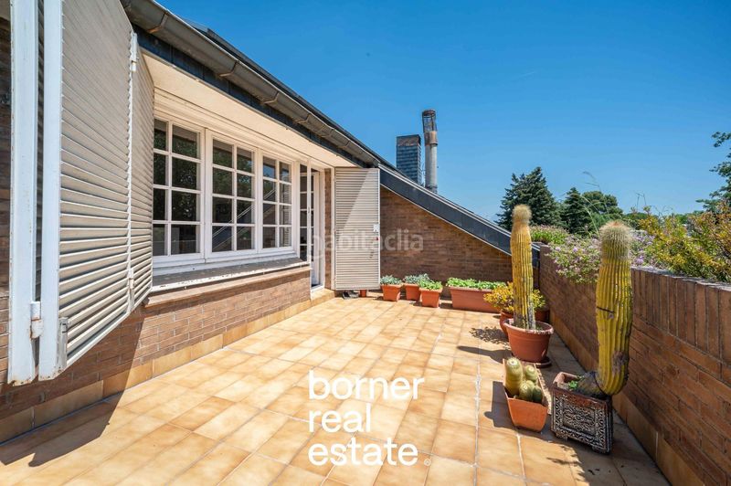 Foto ee5f1203-85e3-4363-bda9-ea1de71a0bd5. Casa adosada exclusiva casa esquinera de 386m2 con jardín privado y piscina en lEixample. en Sant Cugat del Vallès