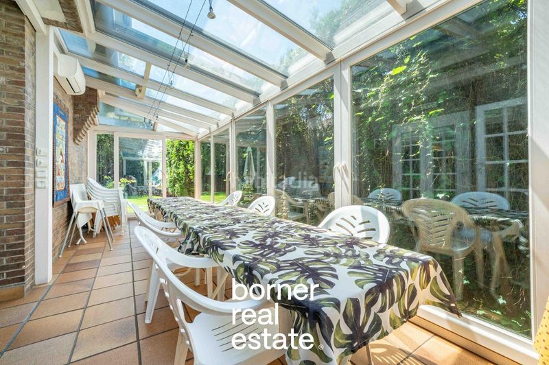 Foto f389691b-de6f-4370-a0d1-c0ad0c94984c. Casa adosada exclusiva casa esquinera de 386m2 con jardín privado y piscina en lEixample. en Sant Cugat del Vallès