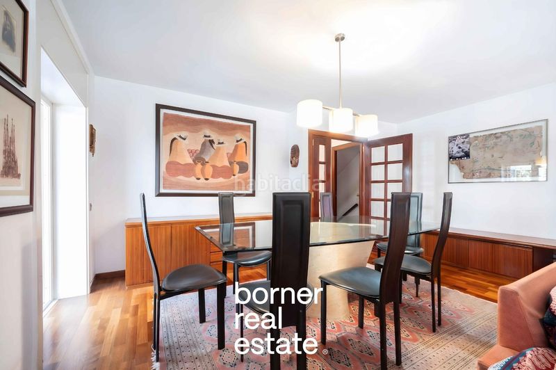 Foto f81fec8e-19c4-46ee-a9d6-04f459328420. Casa adosada exclusiva casa esquinera de 386m2 con jardín privado y piscina en lEixample. en Sant Cugat del Vallès