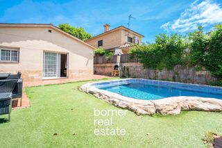Casa  Calle basconia. Casa unifamiliar con encanto y jardín privado en entorno privile