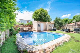 Casa a Mira-sol. Casa unifamiliar con encanto y jardín privado en entorno privile