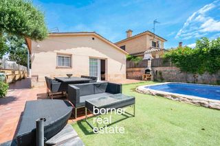 Casa  Calle basconia. Casa unifamiliar con encanto y jardín privado en entorno privile