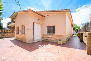 House  Calle basconia. Casa unifamiliar con encanto y jardín privado en entorno privile