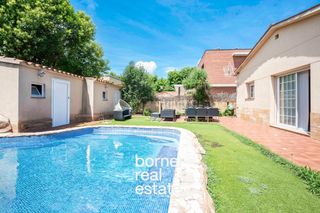 Casa  Calle basconia. Casa unifamiliar con encanto y jardín privado en entorno privile