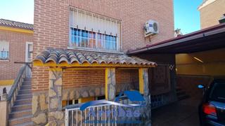 Casa aparellada a Escalona. Chalet en casco urbano