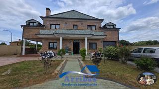 Chalet en Escalona. Magnífico chalet independiente en escalona
