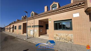 Chalet à Escalona. Chalet seminuevo a estrenar, adosado en campo de golf, escalona.