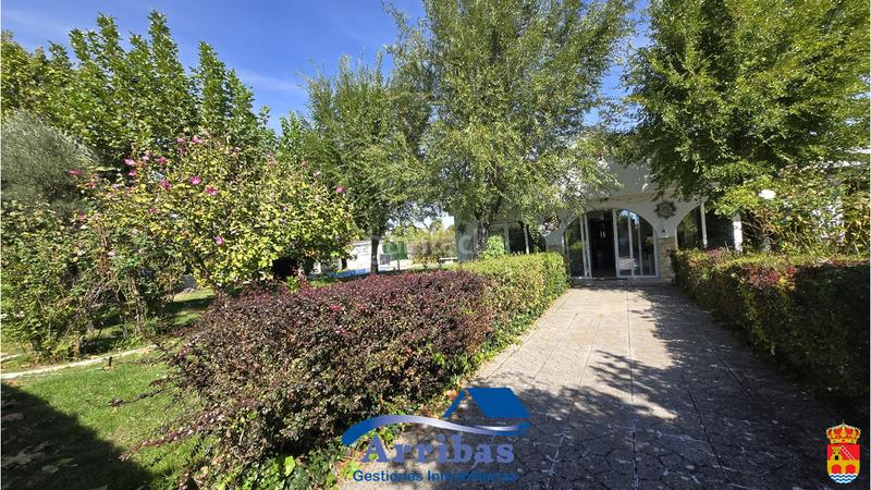 Foto 4f247737-963e-489e-91cb-a85f3ec6e5a5. Chalet with fireplace heating pool in Escalona