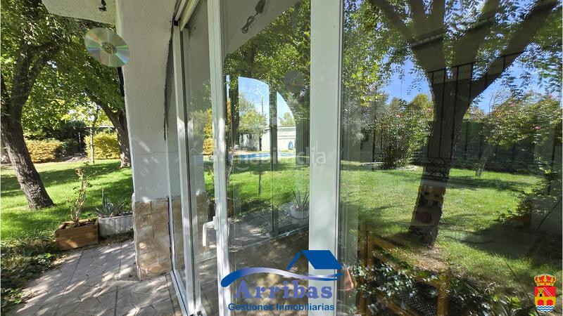 Foto f094efcf-e589-44ab-84d0-261f591d09a8. Chalet with fireplace heating pool in Escalona