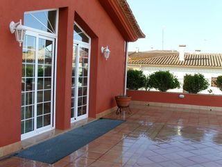 Casa  De la perdiu. Casa espaciosa en urbanización puigventós, con jardín y vistas