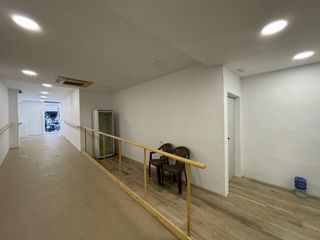 Business premise  Villarroel. Amplio local comercial reformado, en venta, junto al hospital cl