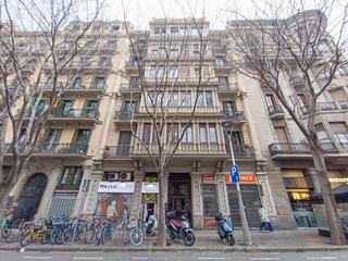 Bureau  Calabria. Se vende estudio en barcelona santsmontjuïcpoble sec.