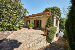 Xalet a Tiana. Chalet con encanto, vistas al mar y jardn privado en el centro