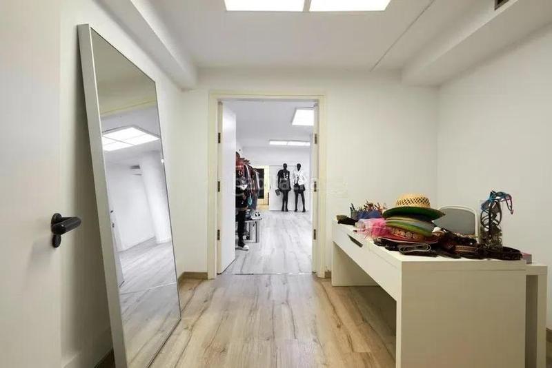 Foto 2127fe9d-7b02-408b-915c-cccd30593f98. Local comercial local en venta en calle daribau en Barcelona