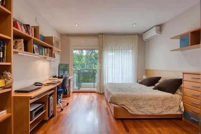 Foto 0642eb8a-8b23-4207-98b5-40a244d6b0d8. Chalet  adosado en venta en calle de borriana en Barcelona