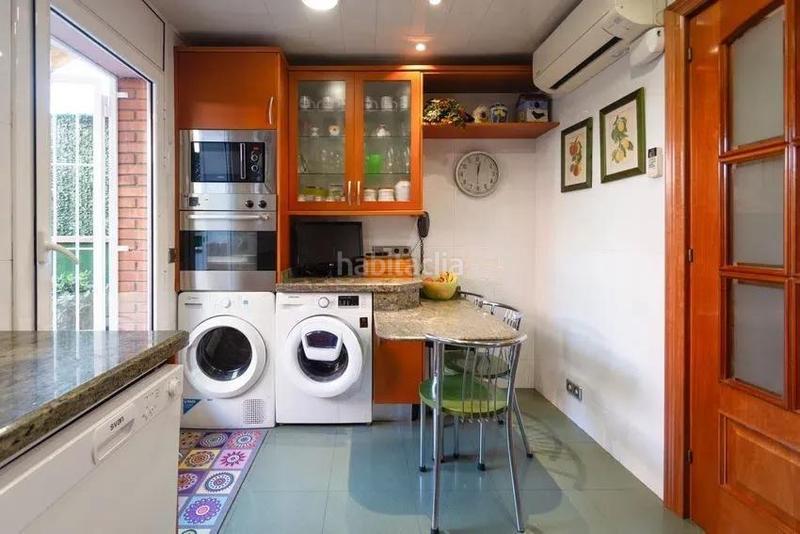 Foto 433022f4-63c9-42c4-81d1-a19d17a7ee02. Chalet  adosado en venta en calle de borriana en Barcelona