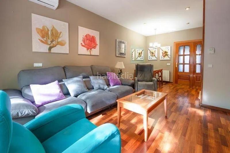 Foto 5bf16c3f-df07-464f-833d-2e2918cd8e7c. Chalet  adosado en venta en calle de borriana en Barcelona