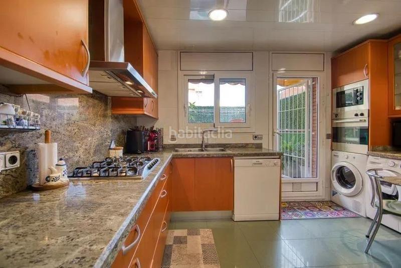 Foto 6d8cddbb-018b-4317-9f58-263f6fb20977. Chalet  adosado en venta en calle de borriana en Barcelona