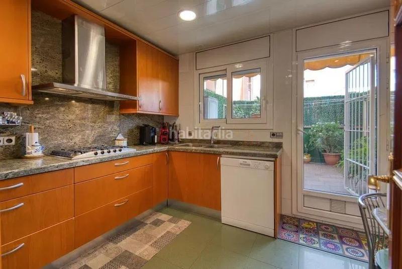 Foto c114eb99-55ad-4f1a-a9af-90ce03a2d863. Chalet  adosado en venta en calle de borriana en Barcelona